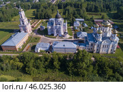 Храмы старинного Казанского монастыря июльским днем (аэросъемка). Вышний Волочек. Тверская область (2021 год). Стоковое фото, фотограф Виктор Карасев / Фотобанк Лори