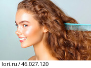 Улыбающаяся молодая девушка с длинными вьющимися волосами. Стоковое AI-изображение, AI-художник Щеголева Ольга / Фотобанк Лори