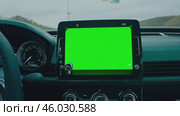 Navigator with green screen in the car dashboard. GPS module. Driver using smart phone with green background. Man steering wheel, driving on highway with smartphone navigation. Digital display monitor. Стоковое AI-видео, аниматор Марина Демидюк / Фотобанк Лори