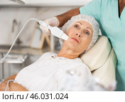 Using skin scrubber. Стоковое фото, фотограф Яков Филимонов / Фотобанк Лори