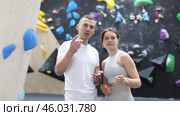 Girl gym coach and teen client standing in fitness room discussing possible options climbing. Стоковое видео, видеограф Яков Филимонов / Фотобанк Лори