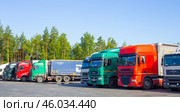Trucks are parked, logistics and cargo transportation between cities (2020 год). Редакционное фото, фотограф Коханова Наталья / Фотобанк Лори