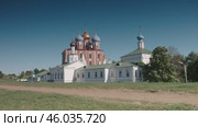 Летняя съемка Рязанского кремля с крепостных стен. Древние православные храмы с оригинальной архитектурой. Summer video shooting of the Ryazan Kremlin from the fortress walls. Ancient Orthodox churches with original architecture. Стоковое видео, видеограф Валерий Тесаков / Фотобанк Лори