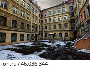 Двор-колодец дома Корнея Чуковского. Санкт-Петербург, Манежный переулок, 6. Стоковое фото, фотограф Александр Селезнев / Фотобанк Лори