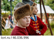 Молодой стрелец в лесном лагере - фестиваль Времена и эпохи (2022 год). Редакционное фото, фотограф Юрий Шурчков / Фотобанк Лори