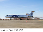 Самолет Туполев Ту-154М (бортовой номер RA-85681) авиакомпании UTair едет по взлетной полосе, вид сбоку (2013 год). Редакционное фото, фотограф Зарифа Арсланова / Фотобанк Лори