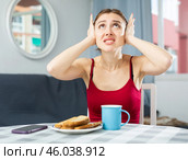 Screaming displeased young woman splashing out emotions. Стоковое фото, фотограф Яков Филимонов / Фотобанк Лори