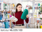 store visitor chooses a fabric softener. Стоковое фото, фотограф Яков Филимонов / Фотобанк Лори