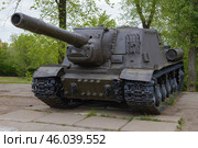 Советская тяжёлая самоходная артиллерийская установка ИСУ-152 периода Второй мировой войны в парке Победы на Соколовой горе облачным майским утром. Саратов (2024 год). Редакционное фото, фотограф Виктор Карасев / Фотобанк Лори