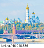 Золотые купола церквей Московского Кремля. Осенний день. Москва. Россия. Редакционное фото, фотограф E. O. / Фотобанк Лори