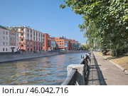 Шлюзовая набережная и Водоотводный канал в Москве, Россия (2024 год). Редакционное фото, фотограф Елена Коромыслова / Фотобанк Лори