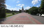 Аллея к зданию МГУ с облачным небом (2024 год). Стоковое видео, видеограф Семён Назаров / Фотобанк Лори
