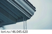 Falling Rain flow on the roof. Overflowing gutter system with water pouring out in abundance. Residential House Roof architecture Functionality and effectively. Drainage. Home architectural. Стоковое AI-видео, аниматор Марина Демидюк / Фотобанк Лори