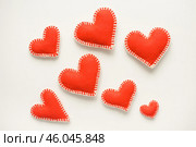 Красные сердечки на белом фоне. Изолированные сердечки на белом фоне. Фон к дню святого валентина. Красные сердечки из фетра. Red hearts on white background. Isolated hearts on white background. Valentine's Day background. Red felt hearts. Стоковое фото, фотограф Ольга Митряева / Фотобанк Лори