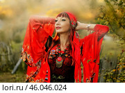 Женщина в ццганском наряде. Стоковое фото, фотограф Марина Володько / Фотобанк Лори