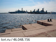 Причал Кронштадта. Боевые корабли Балтийского флота в гавани. Ships at the pier in Kronstadt (2011 год). Редакционное фото, фотограф Смирнова Светлана / Фотобанк Лори