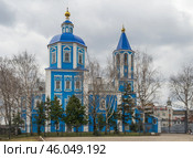 Intercession (Pokrovsky) Cathedral, stone two-story three-altar church with Pyatnitsky chapels of 1763 on Kronstadt Square in spring, Tambov, Russia (2023 год). Стоковое фото, фотограф Алексей Антипов / Фотобанк Лори