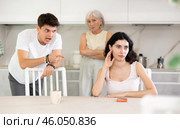 Elderly woman mother and young guy during family quarrel accuse adult daughter. Стоковое фото, фотограф Яков Филимонов / Фотобанк Лори
