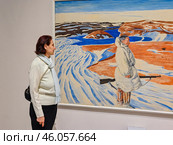 Женщина рассматривает картины в музейном комплексе им И.Я. Словцова. Город Тюмень (2023 год). Редакционное фото, фотограф Александр Тараканов / Фотобанк Лори