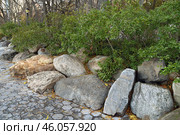 Boulders along hillside lead down to Esplanade, which runs length of Battery Park City waterfront. Manhattan, NYC. Стоковое фото, фотограф Валерия Попова / Фотобанк Лори