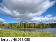 Облака над рекой Скорогодайкой весенним солнечным днем. Стоковое фото, фотограф Елена Коромыслова / Фотобанк Лори