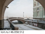 Санкт-Петербург. Дворцовая набережная, Эрмитажный мост, Зимняя канавка (2010 год). Редакционное фото, фотограф Александр Алексеев / Фотобанк Лори
