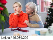 Home quarrel between mom and daughter during christmas closeup. Стоковое фото, фотограф Яков Филимонов / Фотобанк Лори