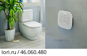 Motion sensor air freshener activating in modern bathroom environment. Стоковое AI-видео, аниматор Zakharova Natasha / Фотобанк Лори