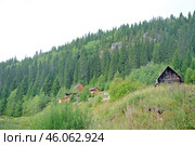 Урал. Деревянные дома на фоне горы, поросшей лесом в поселке Усьва. (2021 год). Стоковое фото, фотограф Рябков Александр / Фотобанк Лори