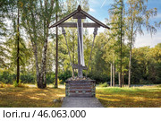 Соловецкий обетный крест, в память о возрождении древнего покровского храма. Парковый комплекс "Усадьба Богословка" (2023 год). Редакционное фото, фотограф Светлана Качанова / Фотобанк Лори