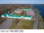 Староладожский Никольский мужской монастырь солнечным апрельским днем. Вид сверху (2020 год). Стоковое фото, фотограф Виктор Карасев / Фотобанк Лори