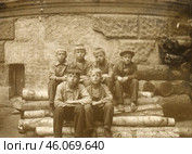 Компания мальчишек сидит на брёвнах, 1930-1940 гг СССР. Стоковое фото, фотограф Retro / Фотобанк Лори