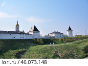 Круглая северо-восточная наугольная башня (Орловская) и братский монашеский корпус Тобольского кремля. Город Тобольск, Тюменская область (2019 год). Стоковое фото, фотограф Александр Тараканов / Фотобанк Лори