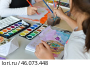 Дети  рисуют  акварельными красками. Стоковое фото, фотограф Snezka / Фотобанк Лори