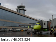 Самолет авиакомпании "S7" у пассажирского телескопического трапа в аэропорту "Домодедово" (2020 год). Редакционное фото, фотограф Free Wind / Фотобанк Лори