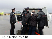 Полицейские выводят авиационного дебошира с борта самолёта (2020 год). Редакционное фото, фотограф Free Wind / Фотобанк Лори