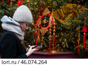 Festive decorations on a fir tree and Chinese red paper lanterns are seen during Lunar New Year celebration in Moscow, Russia. Редакционное фото, фотограф Николай Винокуров / Фотобанк Лори