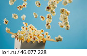 Red white stripe box of popcorn. Popcorn floating out of the paper box, isolated on a light blue background. Striped retro bucket with freshly popped popcorn with some pieces flying. Snack food. Стоковое AI-видео, аниматор Марина Демидюк / Фотобанк Лори
