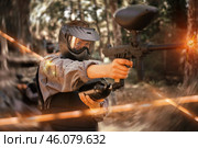 Paintball player recklessly aims with a gun on battlefield. Стоковое фото, фотограф Яков Филимонов / Фотобанк Лори