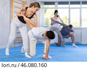 Couples self-defense training - a woman learns to seize power against male attacker. Стоковое фото, фотограф Яков Филимонов / Фотобанк Лори