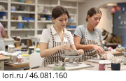 During master class, student sculpt from clay under guidance of female teacher. Стоковое видео, видеограф Яков Филимонов / Фотобанк Лори