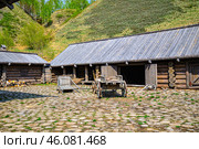 Тобольский историко-архитектурный музей-заповедник: "Посад сибирских старожилов". Сани во дворе. Подворье Ремезова С.У. (2019 год). Редакционное фото, фотограф Александр Тараканов / Фотобанк Лори