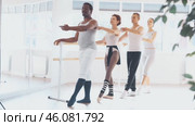 Ballet rehearsal in dance studio - men and women stand in second position near the ballet barre. Стоковое видео, видеограф Яков Филимонов / Фотобанк Лори