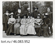 В Парке "Пенат" стоят: И. Е. Репин, В. В. Стасов, Л. Н. Андреев, А. М. Горький, И. Р. Тарханов. Сидят: Л. Н. Яковлева, А. М. Андреева, М. Ф. Андреева, Е. П. Тарханова-Антокольская, А. Н. Шабанова, Н. Б. Нордман-Северова. Фотография 1905. Стоковое фото, фотограф Сергей Афанасьев / Фотобанк Лори