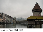 Lucerne in winter. Chapel Bridge or Kapellbrücke (2010 год). Редакционное фото, фотограф Юлия Бабкина / Фотобанк Лори