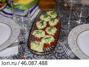 Закуска из помидоров с сыром на блюде, на праздничном столе. Стоковое фото, фотограф Краснова Ирина / Фотобанк Лори