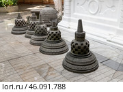 Stone bell-shaped stupas at Gangaramaya Temple, Colombo (2021 год). Стоковое фото, фотограф EugeneSergeev / Фотобанк Лори