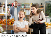 Mom calms her screaming son in grocery store. Стоковое фото, фотограф Яков Филимонов / Фотобанк Лори