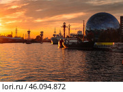Pregolya River and ships in Kaliningrad at sunset. Russia (2021 год). Редакционное фото, фотограф Elena Odareeva / Фотобанк Лори