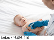 Doctor vaccinating baby in clinic. Little baby get an injection. Pediatrician vaccinating newborn baby. Vaccine for infant child. Child's Immunization, Children's Vaccination, Health concept. Стоковое фото, фотограф Марина Демидюк / Фотобанк Лори